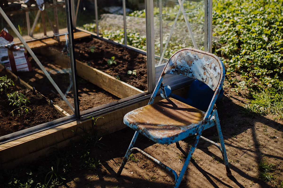 Градина през март