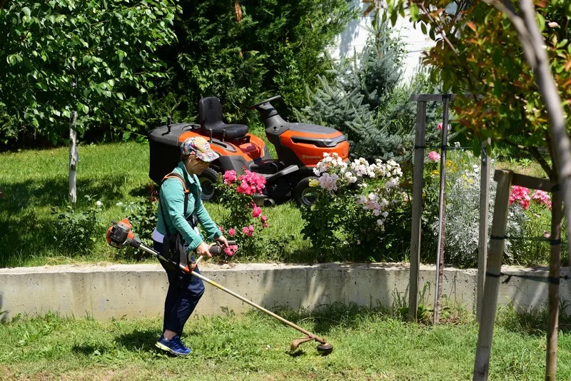 Робот косачка на зелена трева