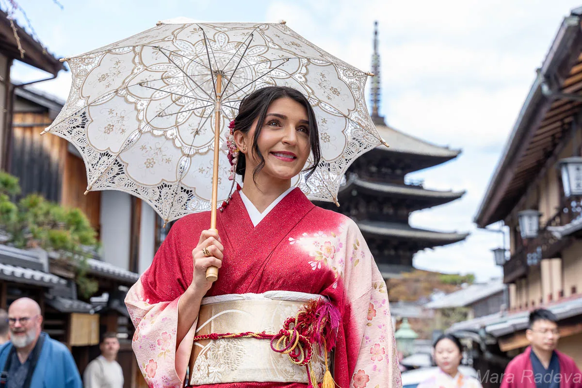 Жена с кимоно пред Yasaka Pagoda в Киото