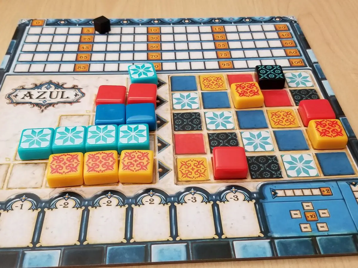 настолна игра Azul с цветни плочки и красив дизайн