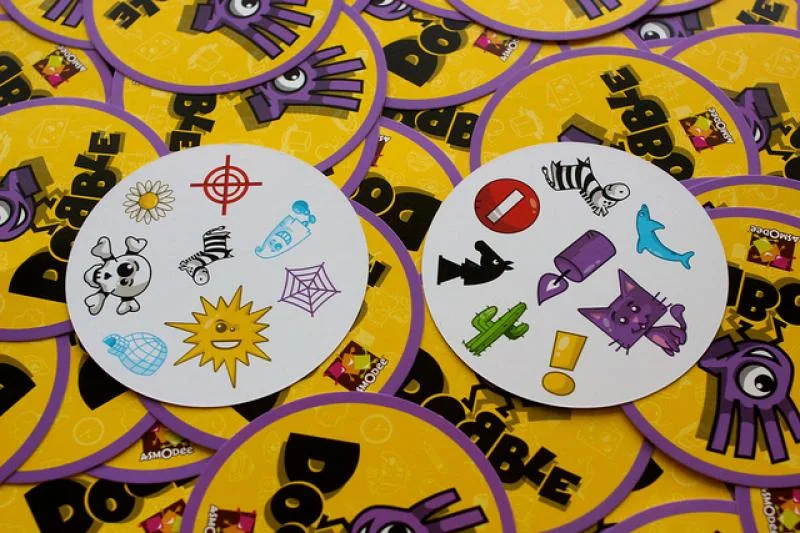 настолна игра Dobble за деца семейства и пътуване
