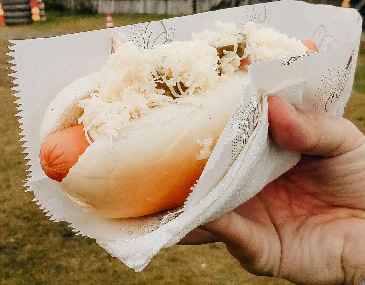 Нарязано кисело зеле и sauerkraut в буркани