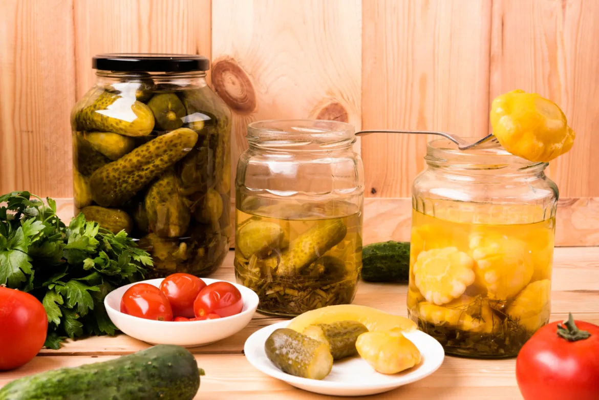 Мариновани краставички и патисони в буркани