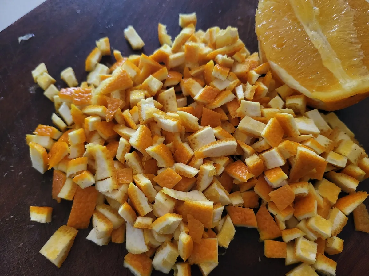 Портокалови корички за сладко от сини сливи с какао