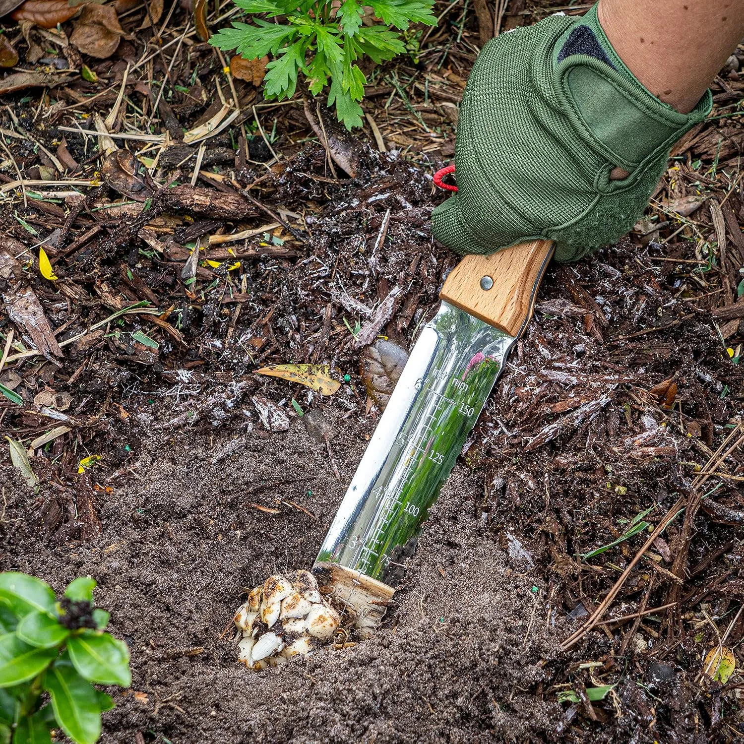 Nisaku Japanese hori hori garden knife for digging planting and weeding